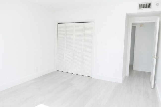 Building Photo - 4200 Hillcrest Dr