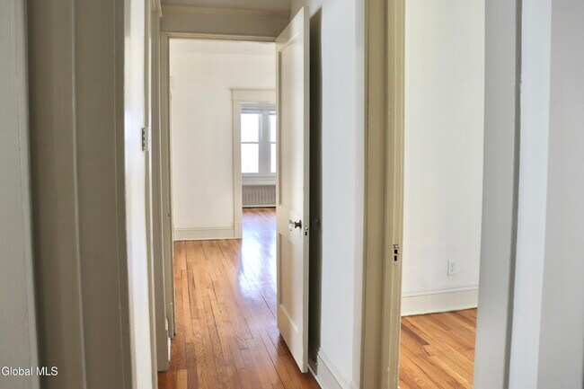 Building Photo - 628 N Pearl St