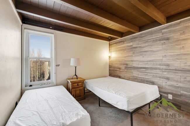 Building Photo - Treehouse Condo - 2 Bedroom/2 Bath Inviting Condo w/All Utilities On Bus Route