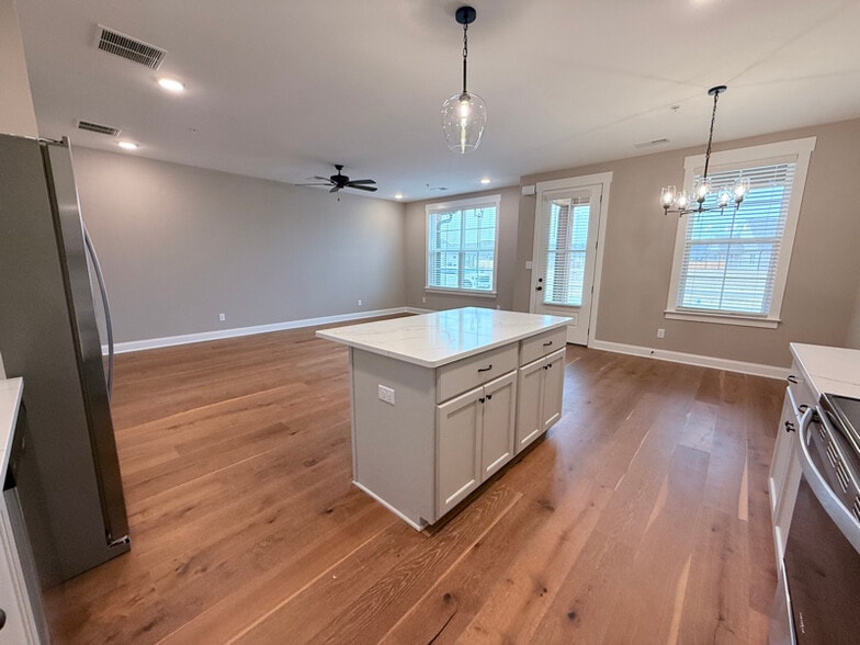 Building Photo - 731 Bolivar Dr