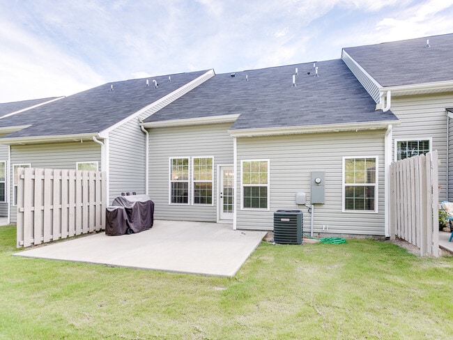 Building Photo - Lovely 3 Bedroom 2.5 Bath Townhouse, Easy ...