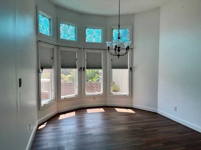 Building Photo - One Level Home in New London