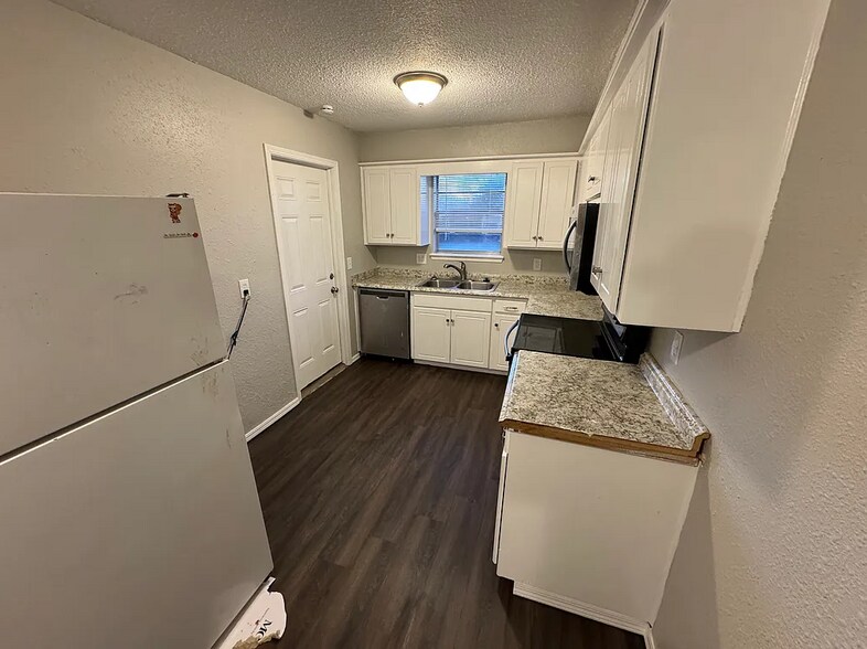 Building Photo - 8801 Cedar Ln