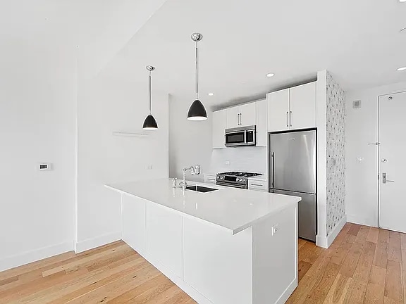 Building Photo - 27-21 44th Dr