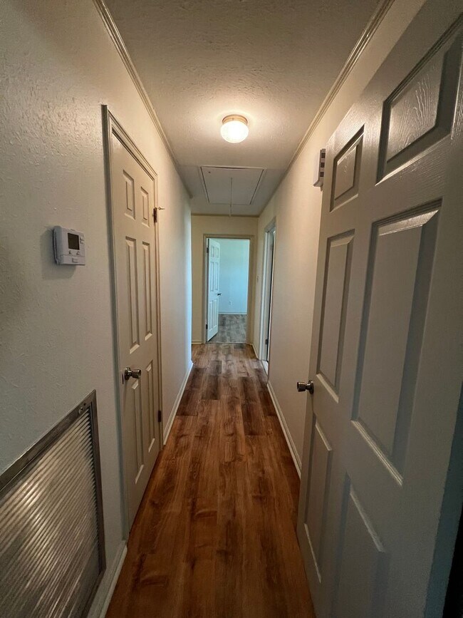 Building Photo - 4 Bedroom, 2 Bathroom, large yard, 2 car c...