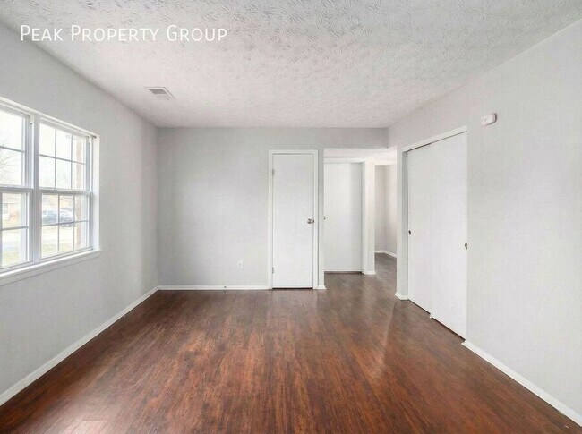 Building Photo - 1393-1395 Summit Street-2 Bedroom