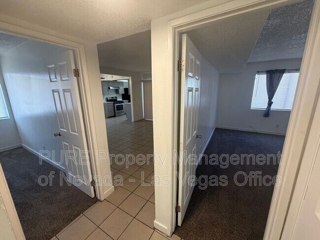 Building Photo - 1405 E Vegas Valley Dr