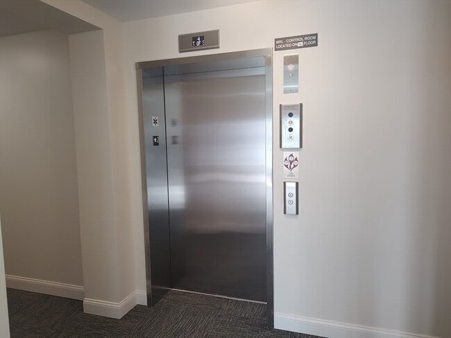 Building Photo - 10 Franklin Ave