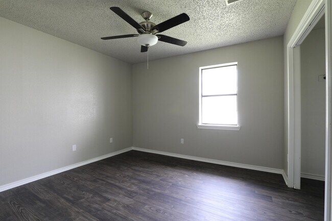 Building Photo - 811 Clyde St