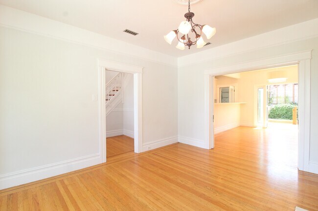 Building Photo - Noe Valley: Renovated Top Floor 2-Story Ap...
