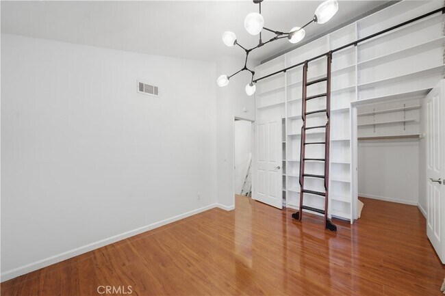 Building Photo - 1554 N Hobart Blvd