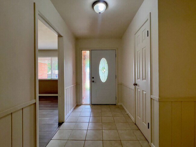 Building Photo - PRE-LEASING for June! Stunning Large 3 Bedroom Home!