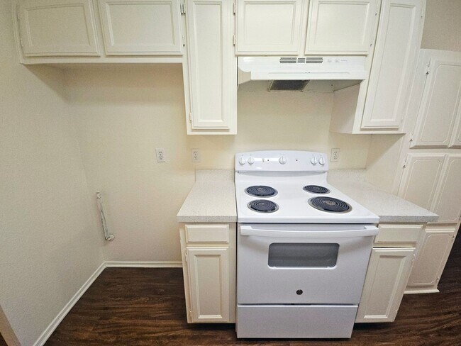 Building Photo - Perfect location in NRH!  Awesome duplex w...