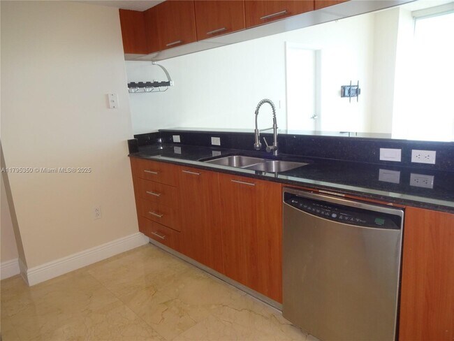Building Photo - 1800 N Bayshore Dr