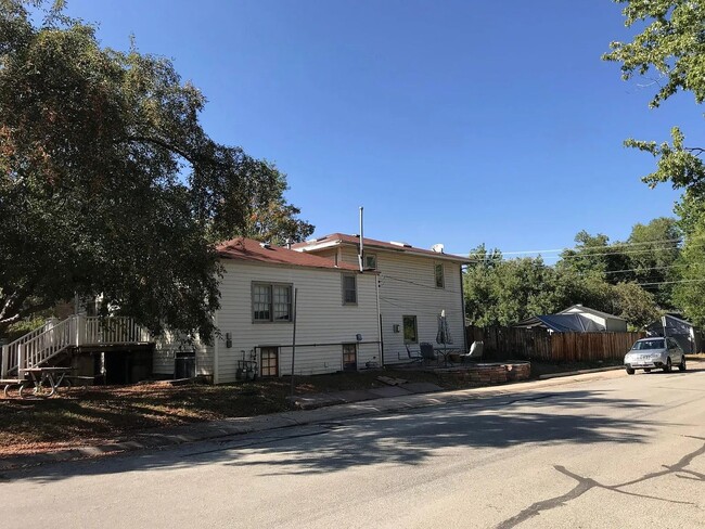 Building Photo - SHORT TERM RENTAL: Spacious 5+ Bedroom Home on the Hill! Available Now-July 24th 2026.