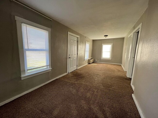 Building Photo - 402 N Cedar St