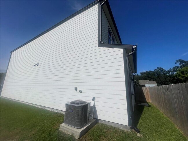 Building Photo - 2922 Hohl St