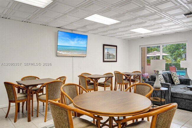 Building Photo - 400 N Riverside Dr