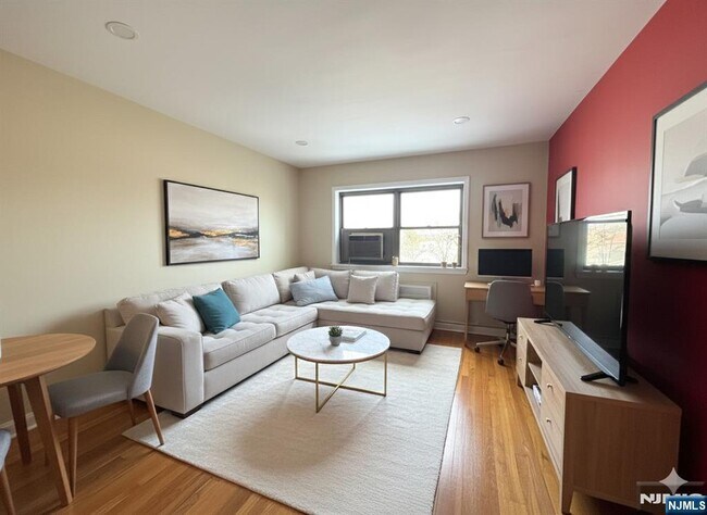 Building Photo - 3091 Edwin Ave