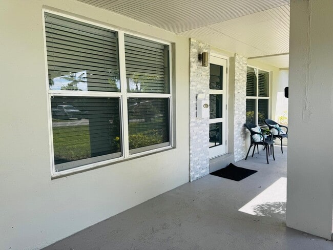 Building Photo - 4640 NE 5th Ave