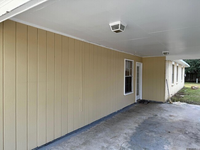 Building Photo - 4630 Southpark Dr