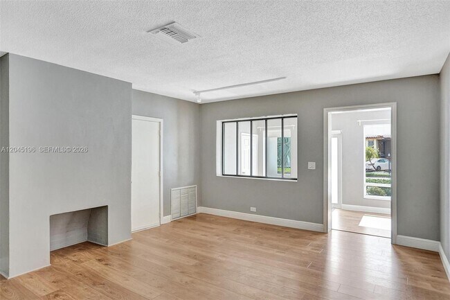 Building Photo - 9040 Carlyle Ave