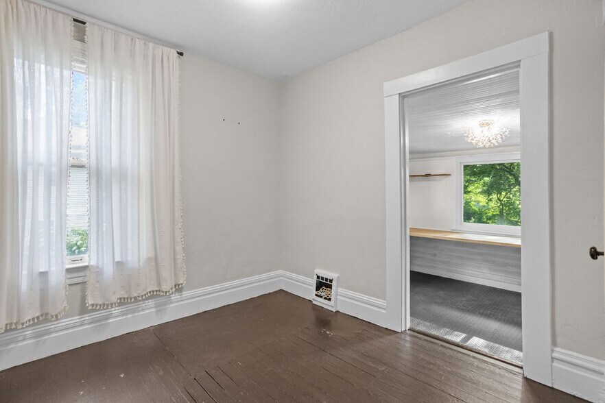 Building Photo - 419 S Van Buren Ave