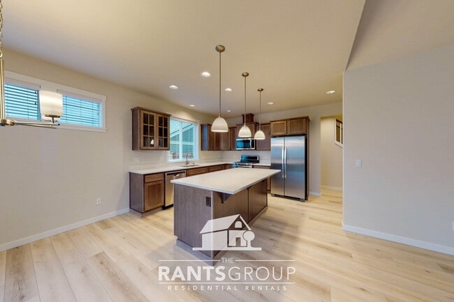 Building Photo - Beautiful Home! Easy JBLM commute!