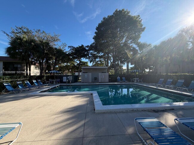 Building Photo - 16233 Laurel Dr