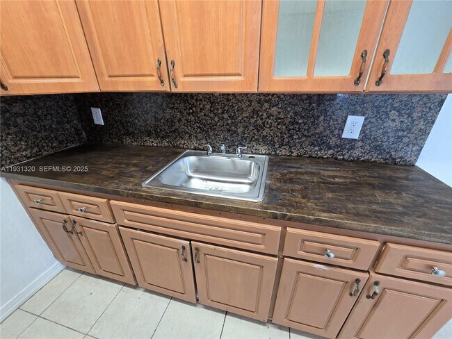 Building Photo - 1335 S Dixie Hwy