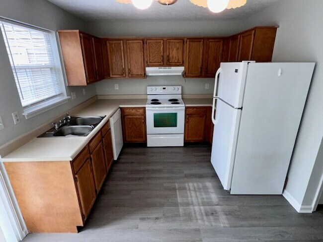 Building Photo - Lovely Townhouse in Winchester! All Electric, Off-Street Parking, W/D Hookups, Small Pets Ok!