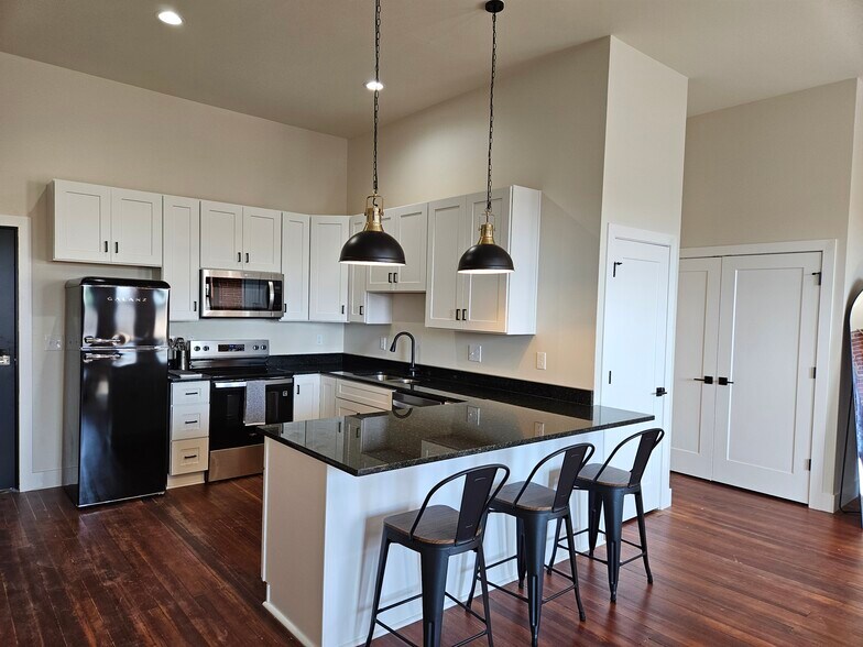 Building Photo - 9 S Main St