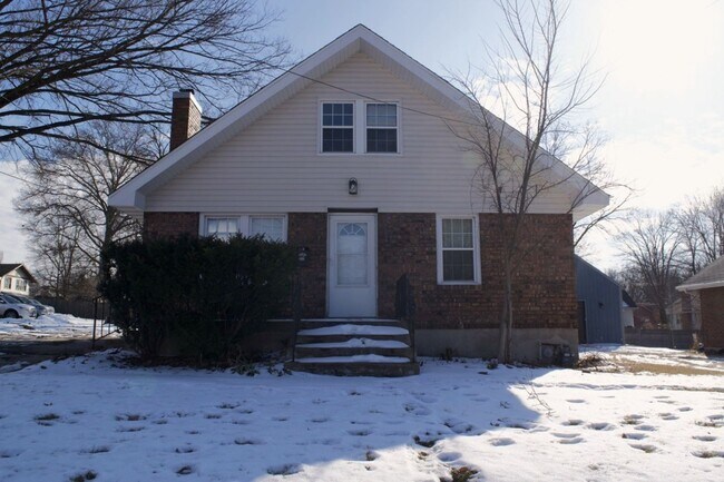 Building Photo - Conveniently Located 3 Bed 2 Bath House