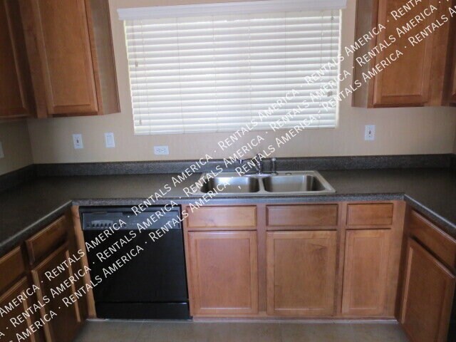 Building Photo - 1281 E Clifton Ave