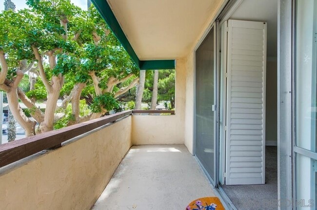 Building Photo - 6333 La Jolla Blvd
