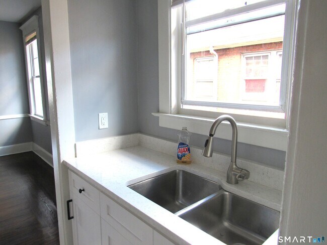 Building Photo - 116 Elm St