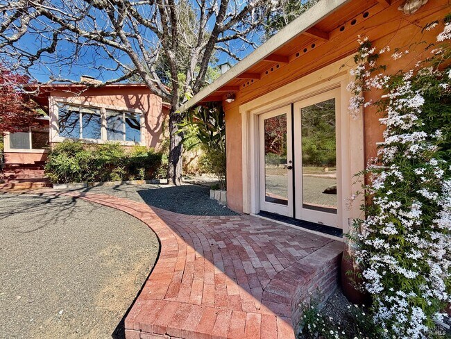 Building Photo - 321 Dutch Henry Canyon Rd