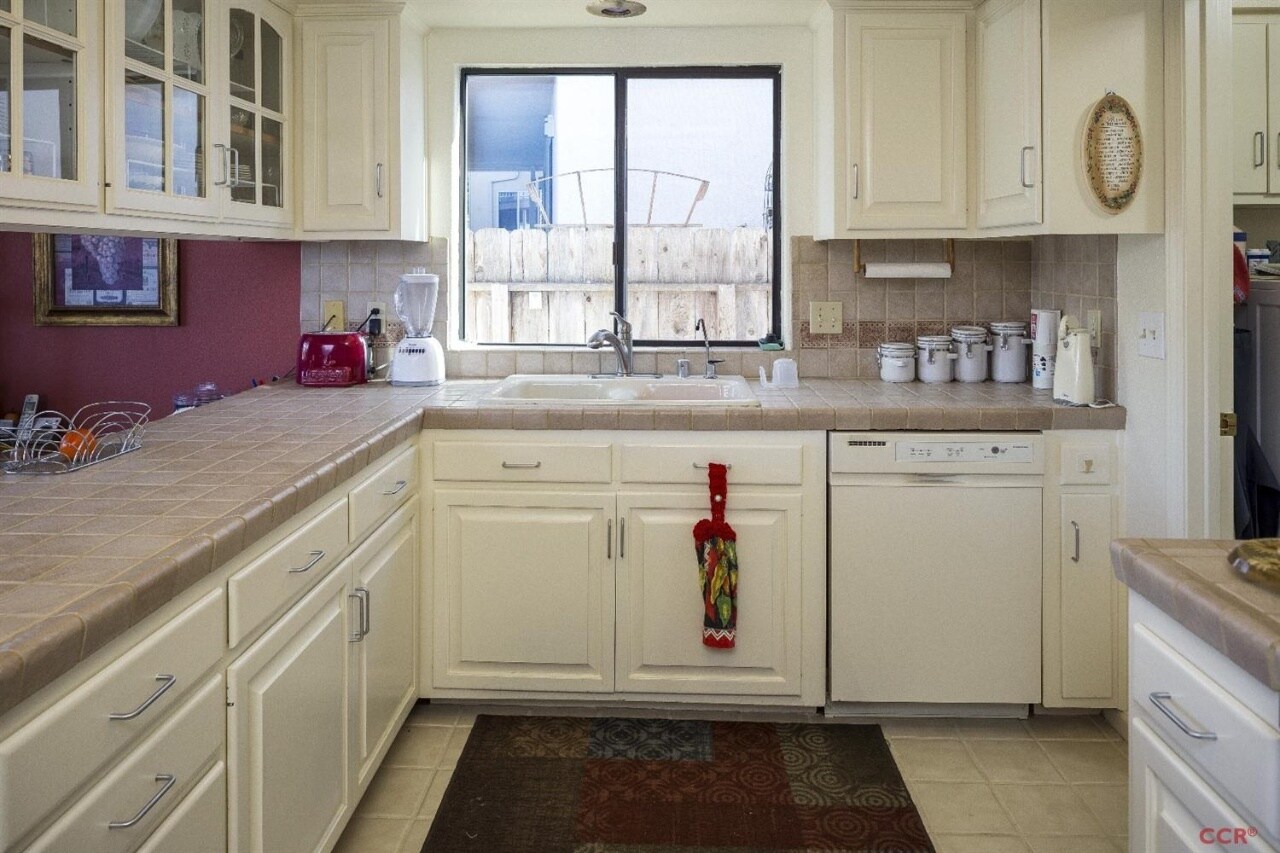 kitchen - 684 Shamrock Ln