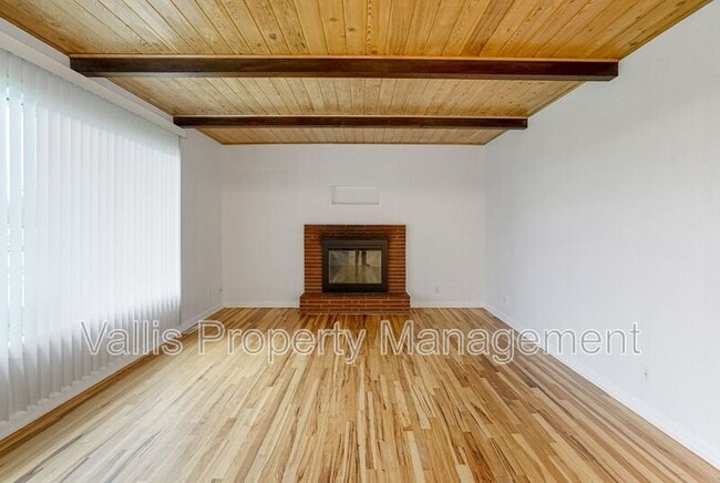 Building Photo - 389 Appleblossom Ave N