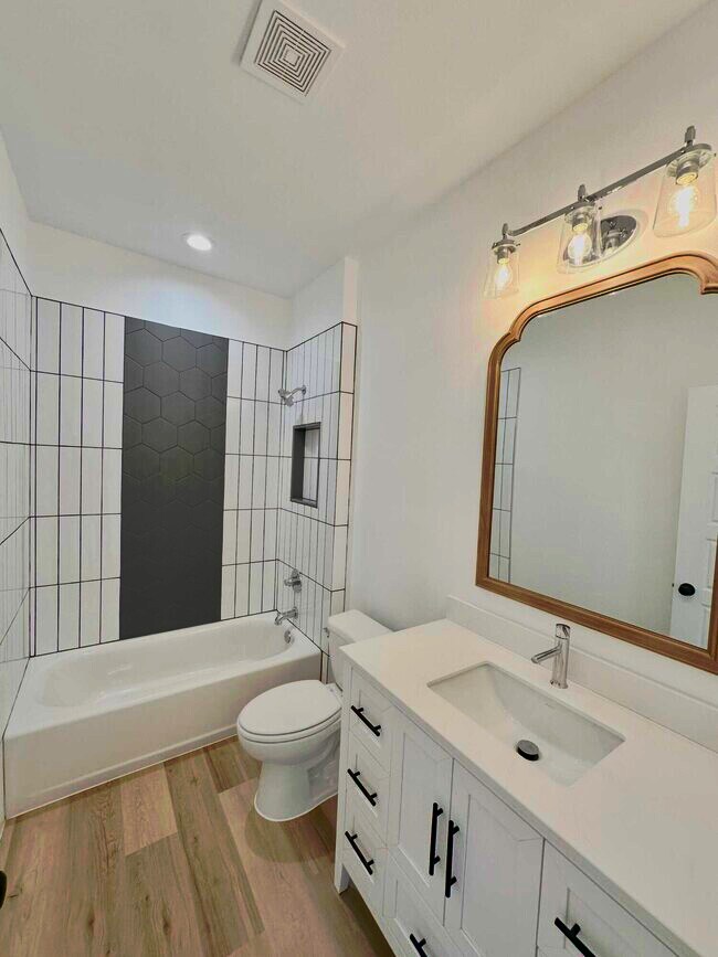 Building Photo - 4912 Jarvis St