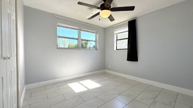 Building Photo - 1022 Lewis Dr