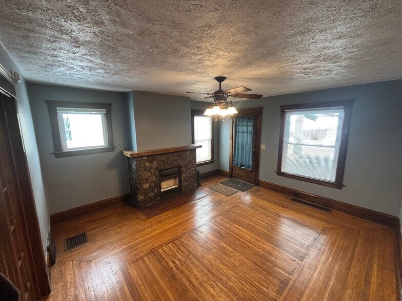 Building Photo - 430 Clinton Ct