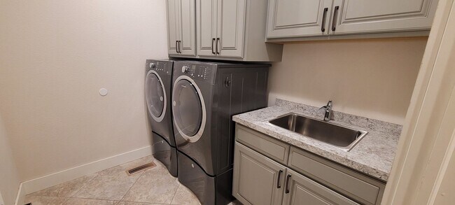 Building Photo - Three Bedroom 2.5 Bath House