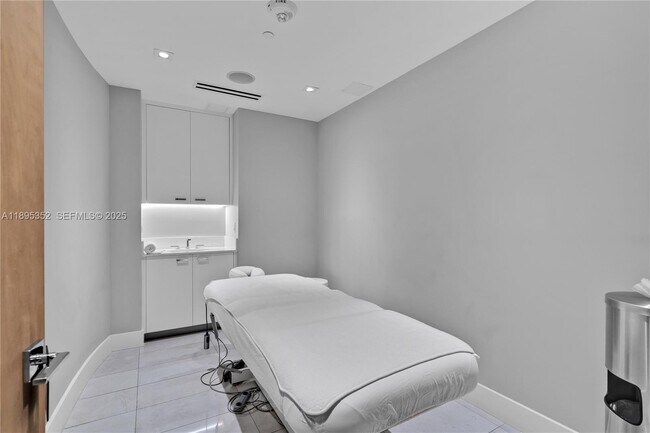 Building Photo - 1643 Brickell Ave