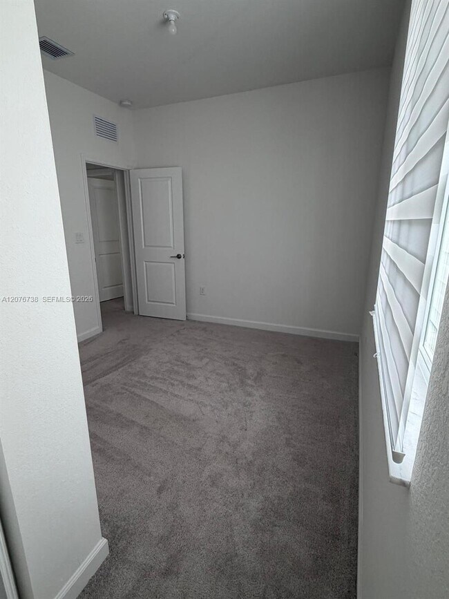 Building Photo - 692 SE 13th Ct