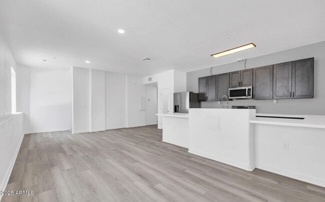 Building Photo - 832 S Farmer Ave