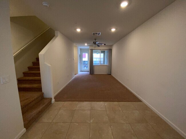 Building Photo - NW Reno Large Townhouse Sterling Ridge at ...