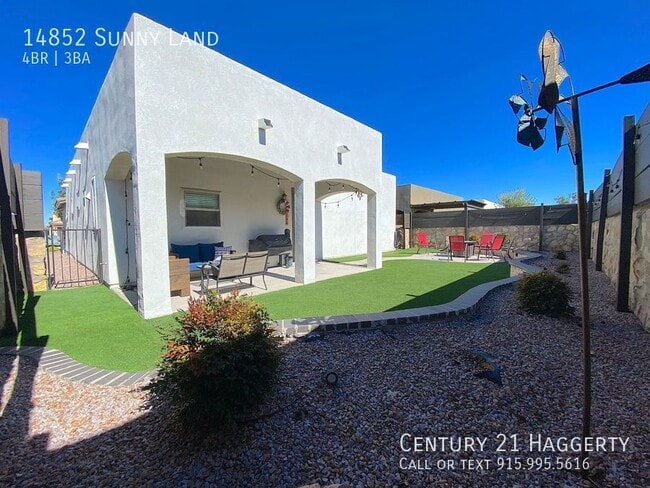 Building Photo - Gorgeous 4 Bedroom Refrig A/C Home