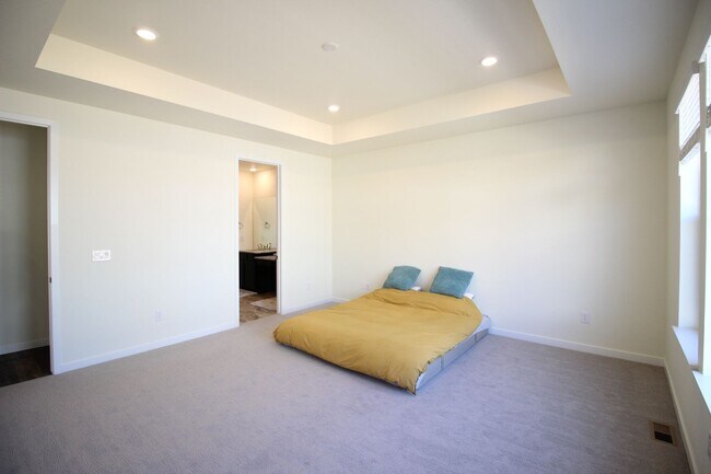 Building Photo - Beautiful Newer Ranch Style Home