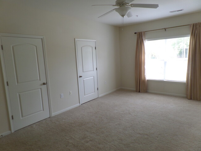 Building Photo - Eagle Creek Condos at Hillcrest!